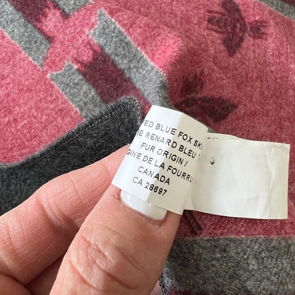 Peter Glenn Ski & Sports Scarf | BORDER POM FOX TRIM | Bumble Bees. - Picture 3 of 7